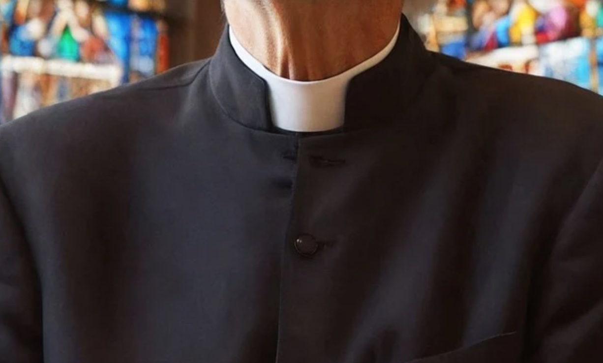 Suspeita de chantagear padre para não divulgar vídeo de pedofilia é presa