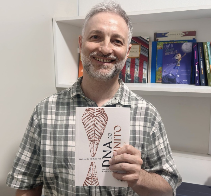 Traduzido por Saturnino Valladares, livro bilíngue "DNA do Infinito" é lançado em Manaus