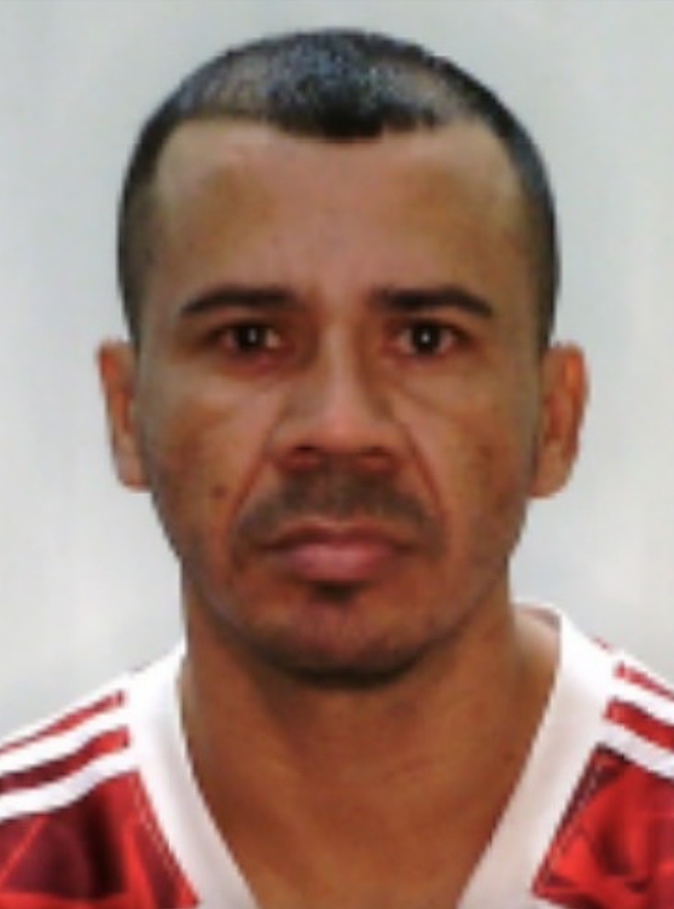 Polícia procura homem por roubo em estacionamento de supermercado em Flores