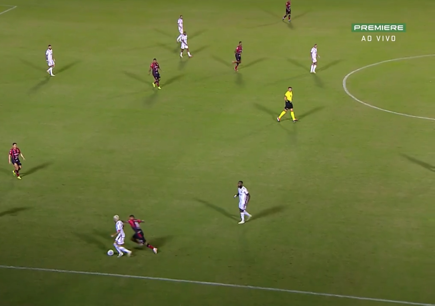 Flamengo vence Vitória por 2 a 1 e se aproxima da liderança do Brasileirão