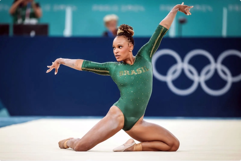 Em treino da equipe brasileira de ginástica, Rebeca testa novidade no solo