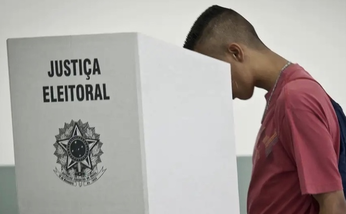 Justiça eleitoral mantém prisão de eleitor que publicou foto da urna mostrando voto 