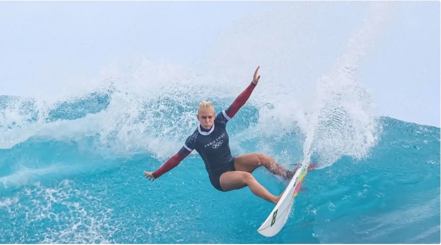 Brasileira Tati Weston-Webb vence nº 1 do mundo e vai às quartas de final no surfe