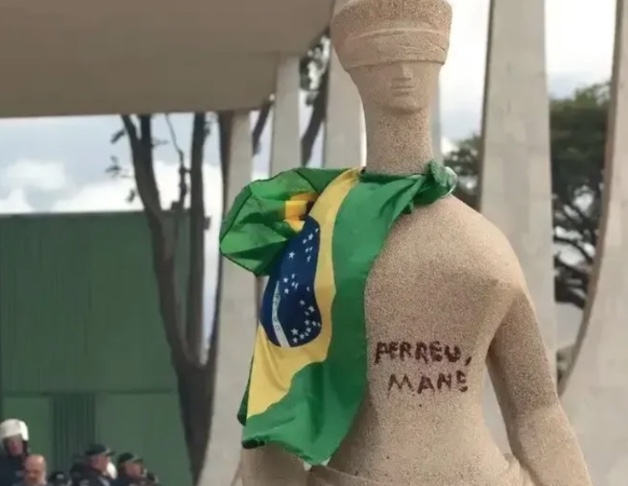 STF aceita denúncia contra mulher que pichou 'Perdeu, mané' em estátua da Corte