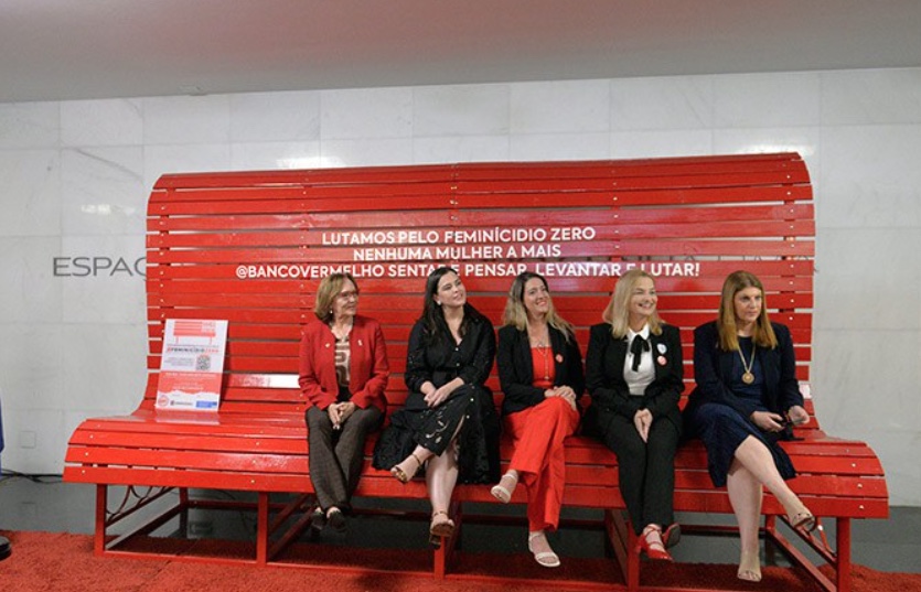 Lula sanciona 'Lei do Banco Vermelho' para conscientização sobre violência contra mulheres