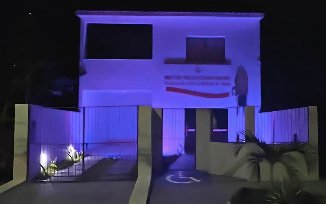 Promotoria de Tapauá ilumina fachada com luz lilás em homenagem à Lei Maria da Penha