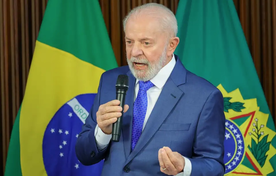 Apesar de poder ficar com relógio, Lula pede para devolvê-lo pessoalmente ao TCU