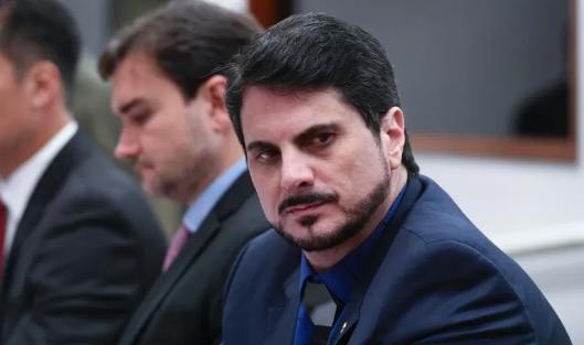 Após ataques ao STF, Moraes bloqueia redes sociais e até R$ 50 milhões de Marcos do Val 