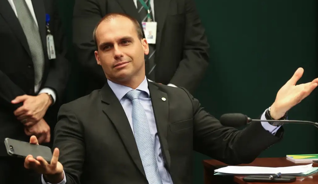  PGR apoia denúncia de Daniela Mercury contra Eduardo Bolsonaro por difamação