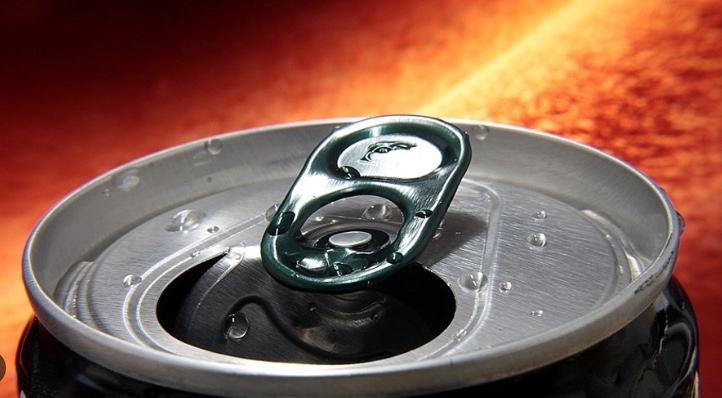 Criança é internada após ingerir produto químico em lata de energético na escola