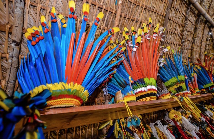  TRE-AM autoriza candidatos indígenas a usar cocares em fotos nas urnas