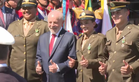 Lula concede medalha do Exército à campeã olímpica Bia Souza em alusão ao Dia do Soldado 