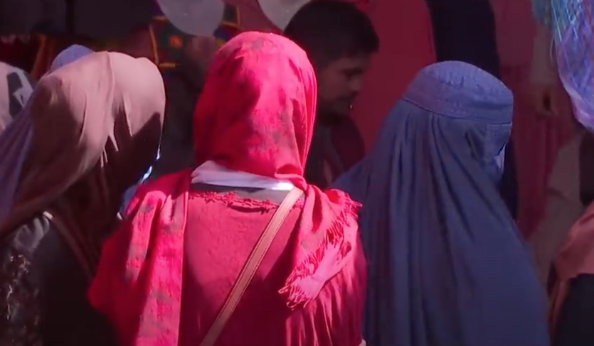 Nova lei do Talibã proíbe mulheres de falar fora de casa no Afeganistão 