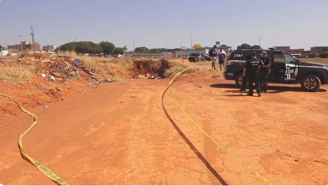 Corpo de mulher é encontrado carbonizado em vala; polícia investiga feminicídio