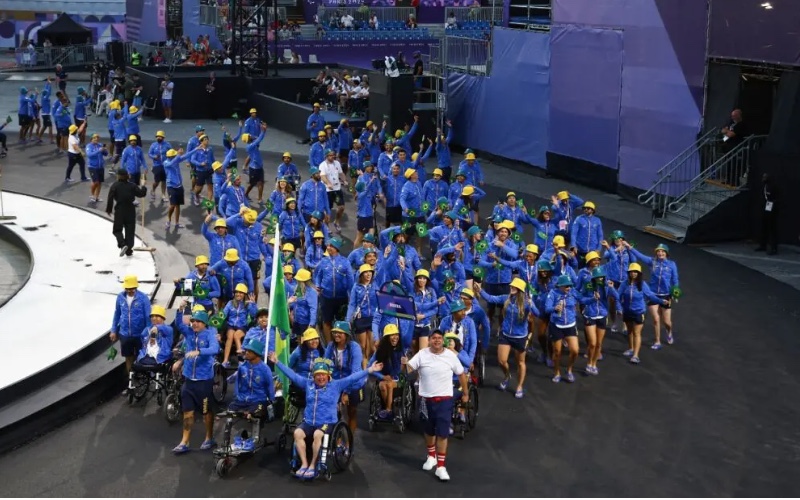 Brasil agita Champs-Élysées durante a cerimônia de abertura dos Jogos Paralímpicos de Paris 2024