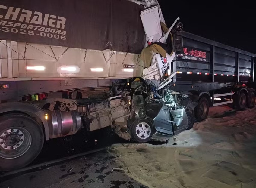 Carro é esmagado entre carretas em rodovia; 6 pessoas e um cachorro morreram
