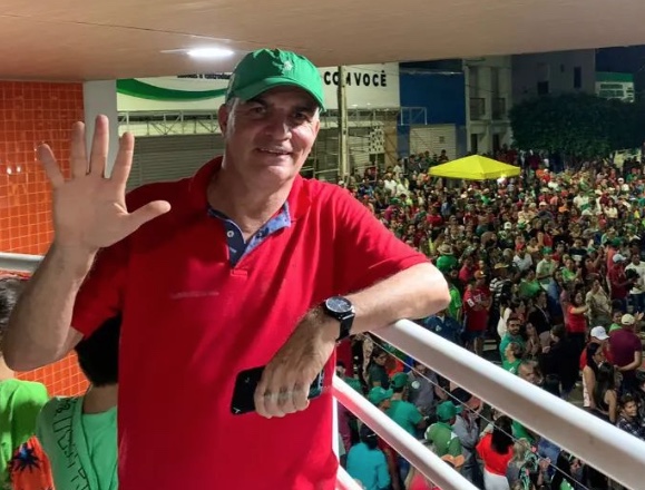 Vice-prefeito de cidade da BA morre após infarto durante comício político