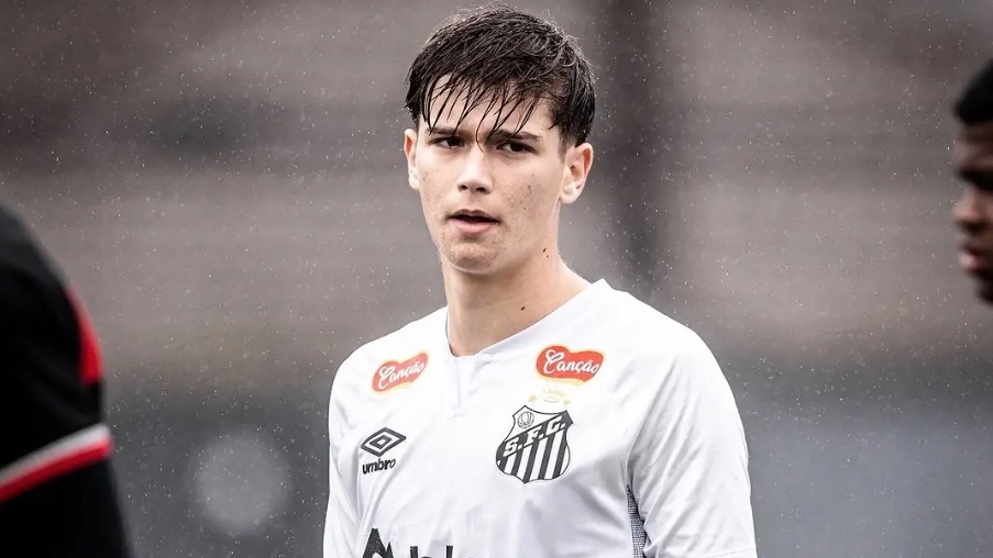 Jovem promessa do Santos firma primeiro contrato profissional com multa de R$ 435 milhões