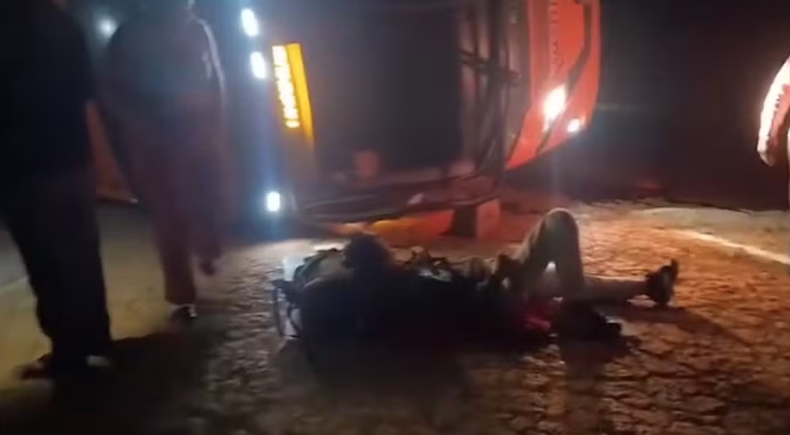 Ônibus que saiu de Manaus tomba na BR-319 e deixa 6 pessoas feridas