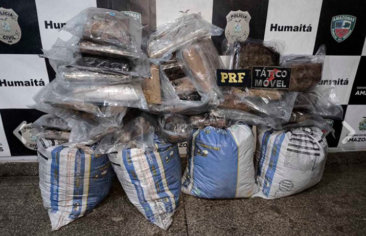Polícia encontra 84 kg de drogas após acidente entre carro e caminhão em Humaitá