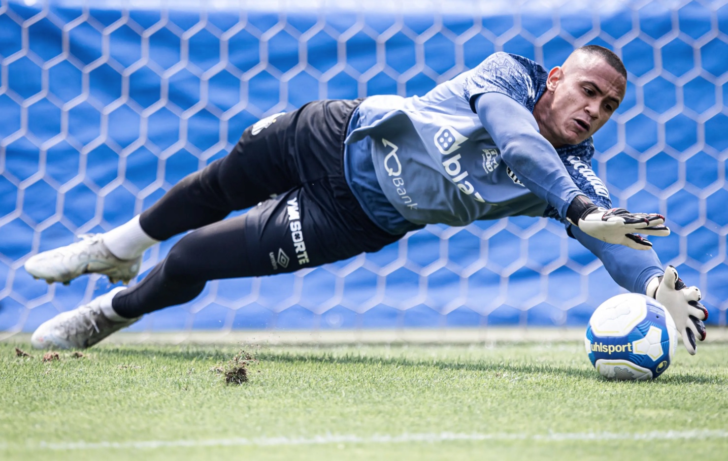 Renan lesiona panturrilha durante treino e desfalca Santos no jogo contra o Botafogo-SP