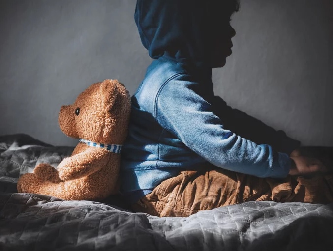 Menino de 4 anos é abandonado morto e com sinais de violência sexual em unidade de saúde