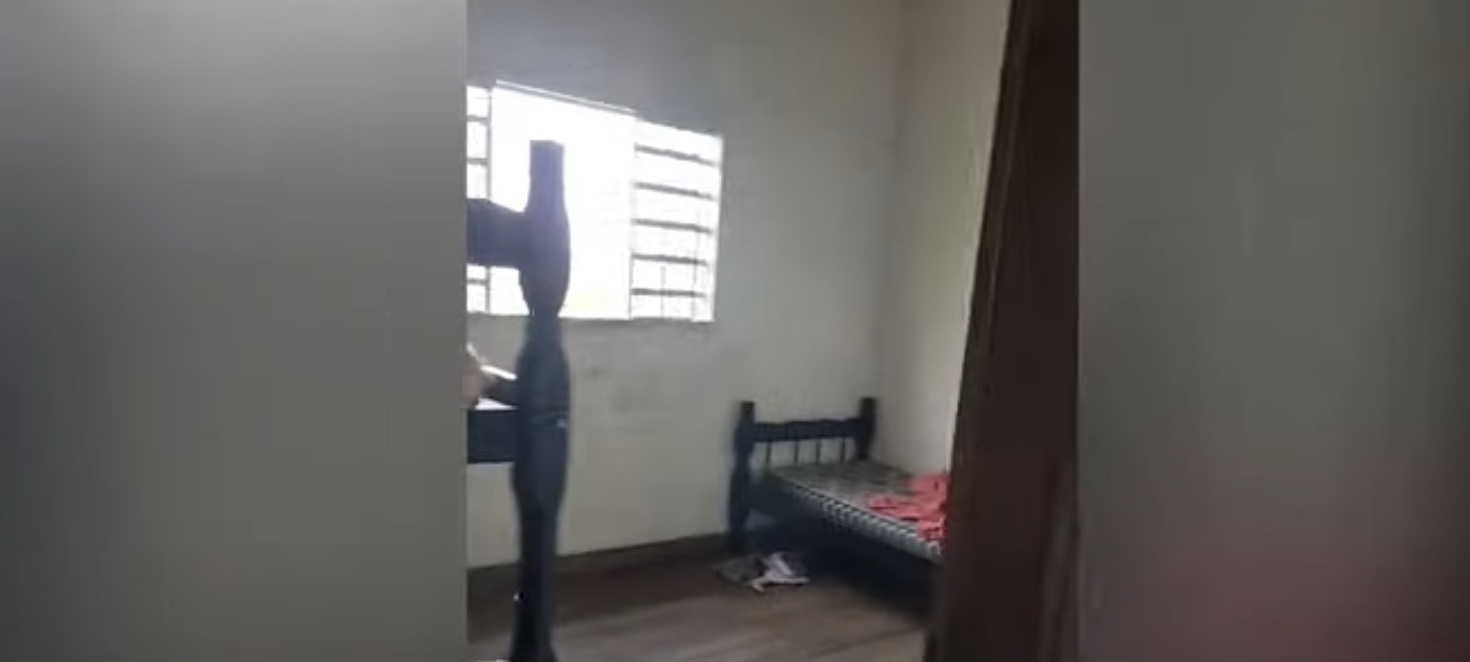 Americana é salva de cárcere privado com seus 7 filhos; marido é preso