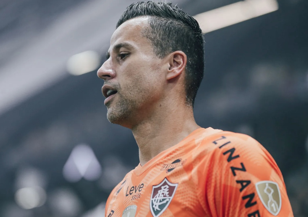 Torcida do Atlético-MG entoa gritos homofóbicos contra goleiro Fábio, do Fluminense