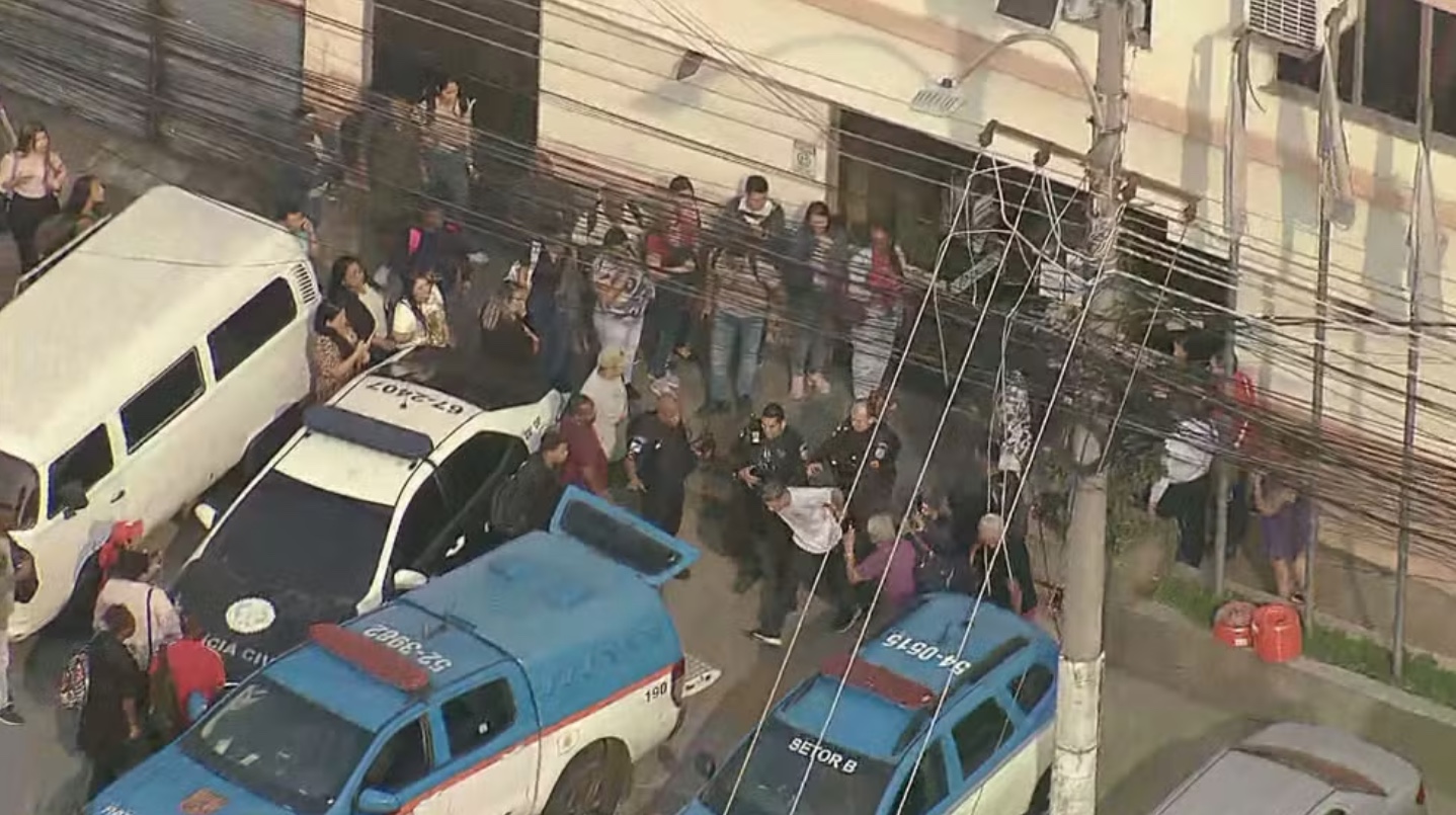 Assaltantes armados sequestram ônibus no RJ; 2 são baleados em troca de tiros