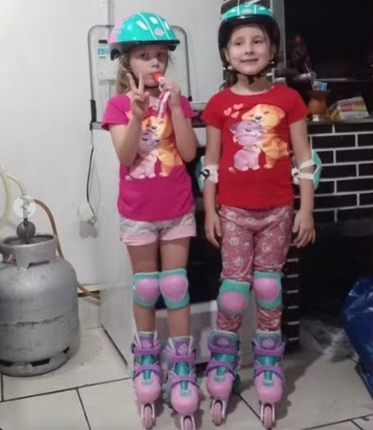  Mãe de gêmeas de 6 anos é presa suspeita de matar as próprias filhas 