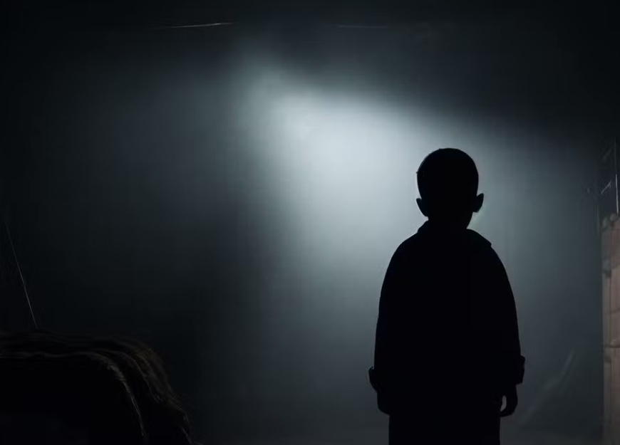 Mãe é presa por deixar bebê e duas crianças sozinhas trancadas em quartos sujos 