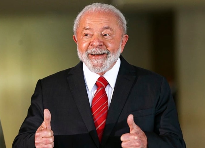 Lula estava cortando as unhas dos pés quando sofreu acidente doméstico