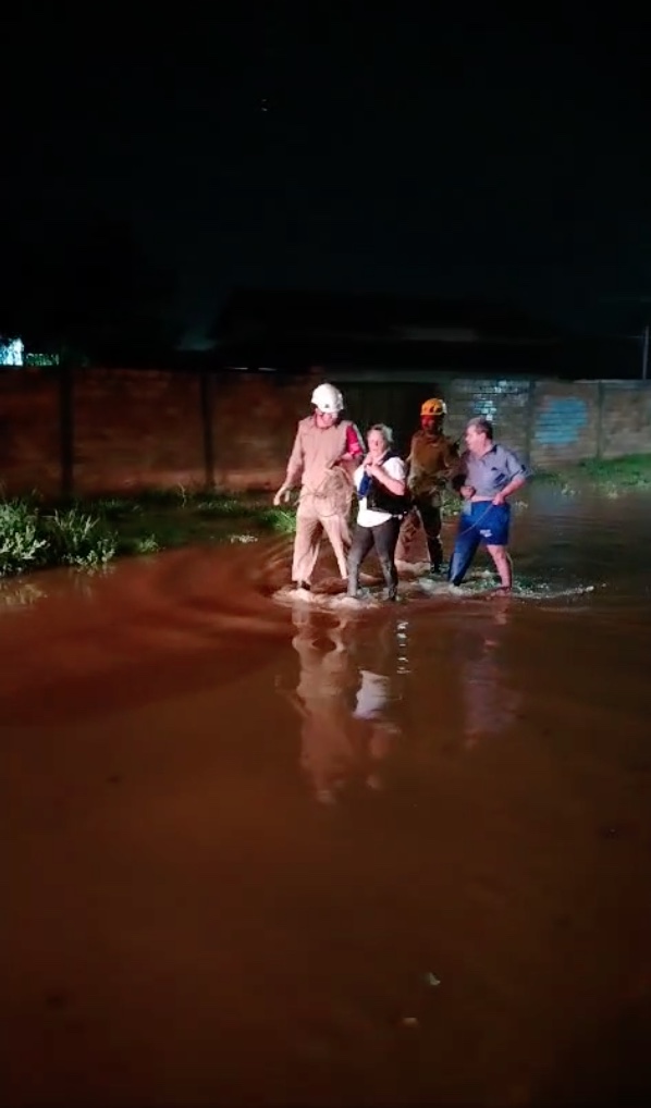 Bombeiros resgatam oito pessoas durante alagamento 