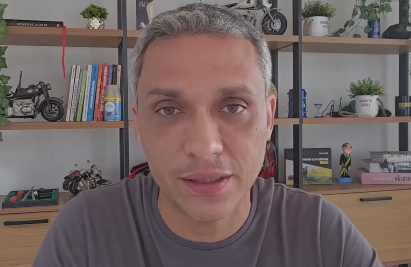 Deputado Gustavo Gayer diz que foi acordado com a PF 'esmurrando' sua porta