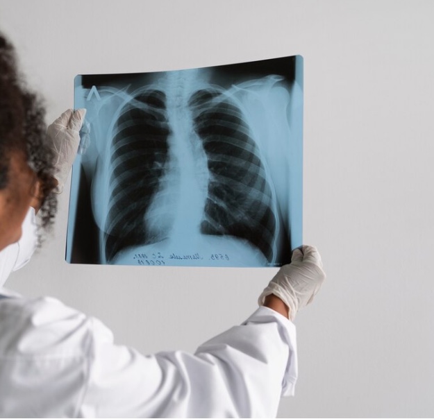 Mulher é forçada a ficar nua para fazer raio-x; técnico ofereceu dinheiro para não expor o caso