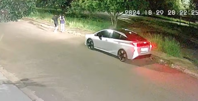 Mulher é esfaqueada pelo namorado em bar após postar foto no status do WhatsApp