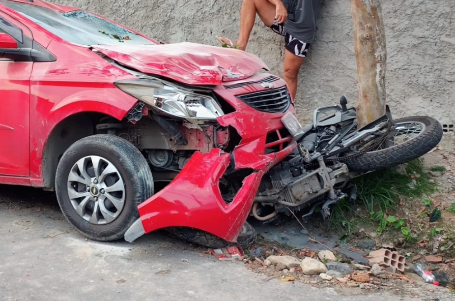 Motociclista e passageira são arremessados contra árvore em violento acidente em Manaus