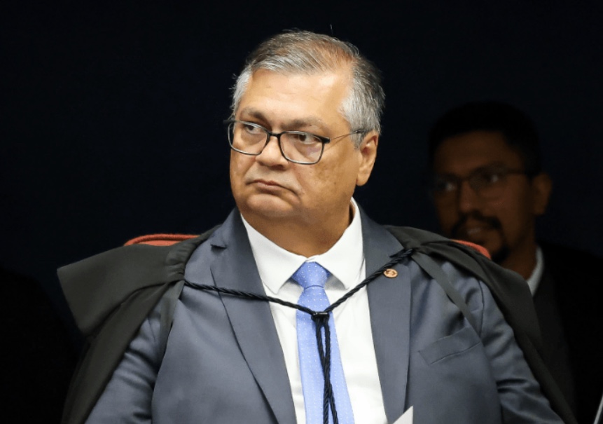 Mulher é condenada por chamar seguranças de Flávio Dino de 'macacos'