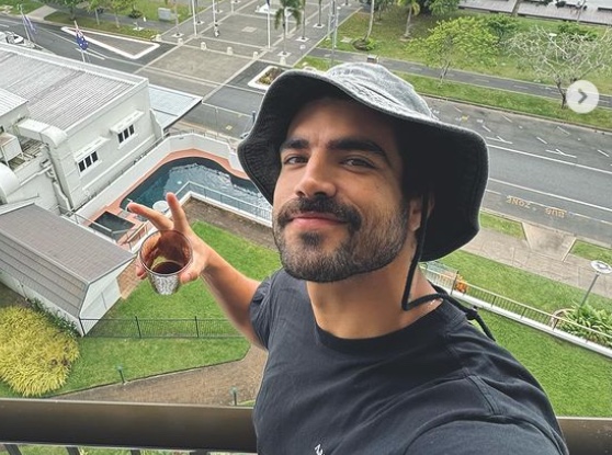 Caio Castro é clicado comprando tênis falsificado na China