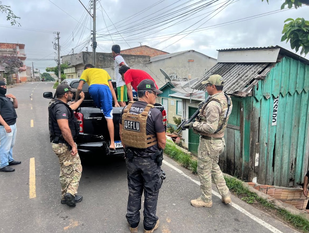 Polícia prende 10 pessoas em operação contra tráfico em Coari; 5 são procurados