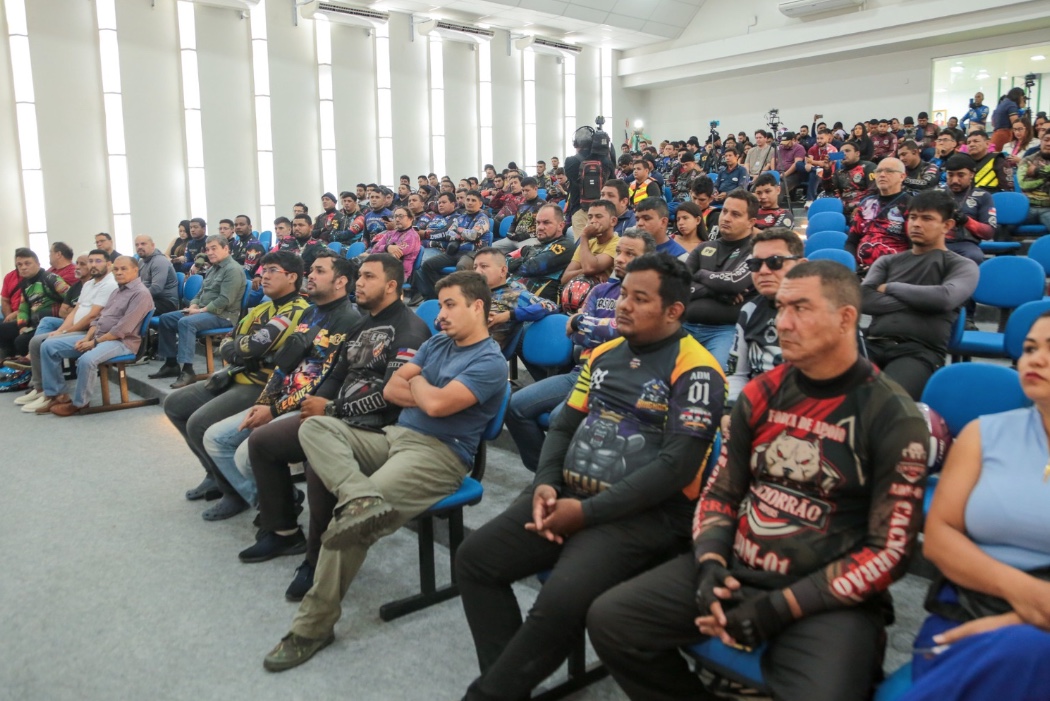 Prefeitura de Manaus se reúne com motociclistas de app para debater regulamentação