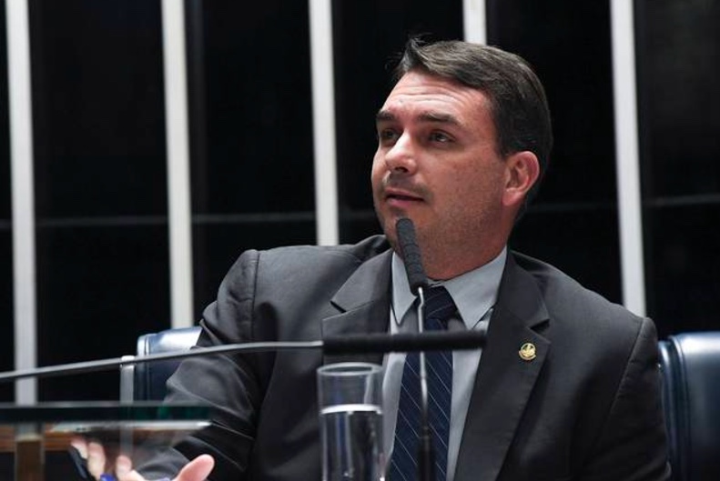 Flávio Bolsonaro critica operação da PF e diz que 'pensar em matar não é crime' 