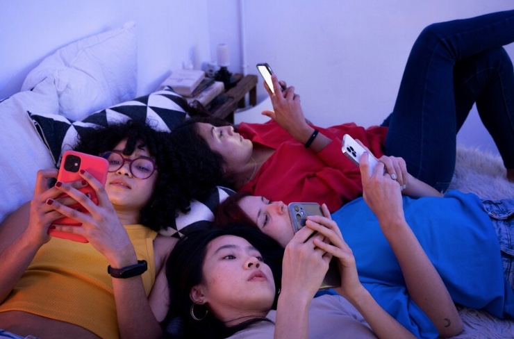 Austrália aprova lei inédita que proíbe redes sociais para menores de 16 anos