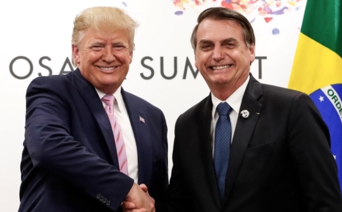 Bolsonaro afirma a jornal americano que conta com apoio de Trump para retorno político em 2026