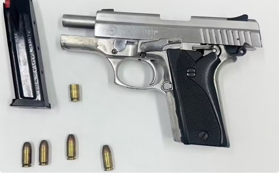 Homem é detido com arma e atira contra a própria genitália