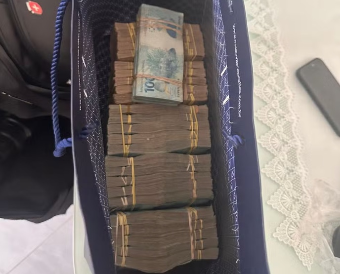 Vereador joga sacola de dinheiro pela janela momentos antes de ser preso pela PF 
