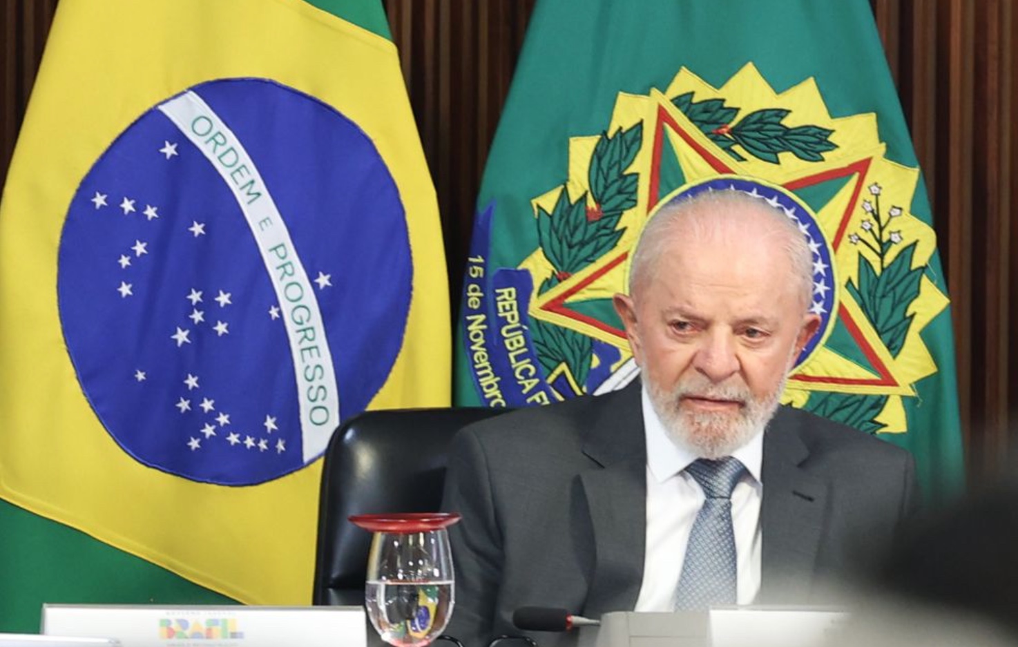 Lula evolui bem após cirurgia, mas segue internado na UTI, diz boletim médico