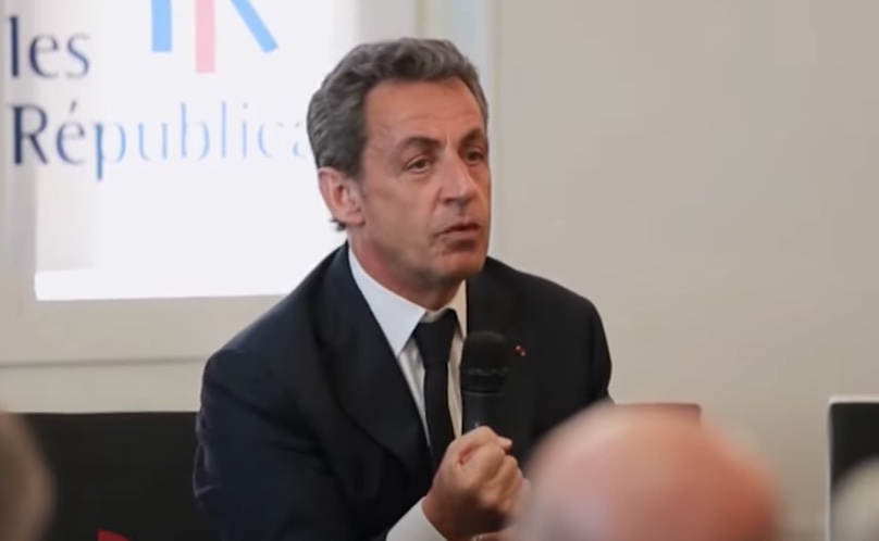 Ex-presidente da França é condenado a usar tornozeleira eletrônica por corrupção