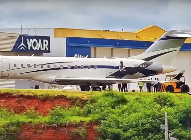 Avião fica preso em buraco após pista ceder durante decolagem em aeroporto
