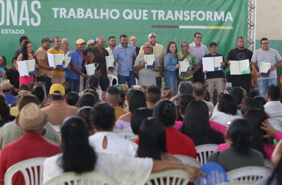 Governador Wilson Lima entrega 400 títulos de propriedade em Novo Airão